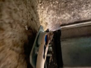 Defektes Motoranschlusskabel an einer Welle